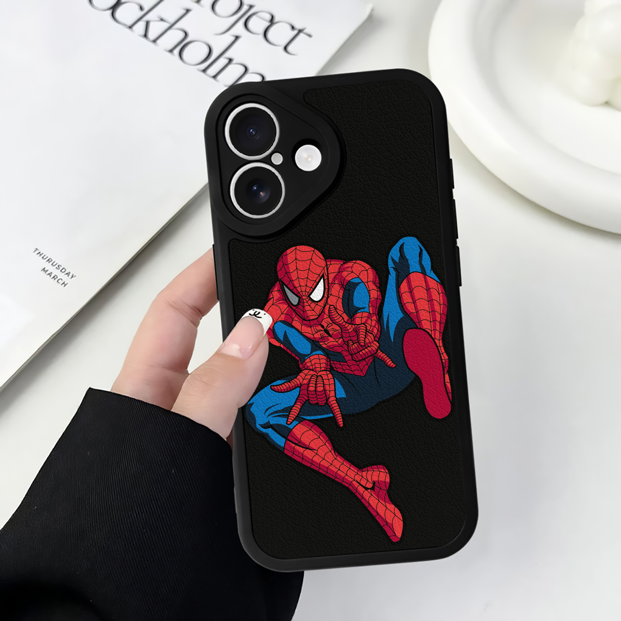 （画像用） アベンジャーズ The Avengers 【iPhone 16シリーズ対応】シリコンスマホケース（レザー調） 材質：シリコン